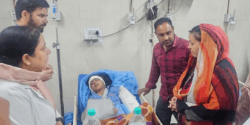 Sakina Itoo visits SHMS Hospital, enquires about well-being of injured students of Budgam road accident