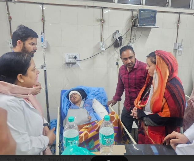 Sakina Itoo visits SHMS Hospital, enquires about well-being of injured students of Budgam road accident