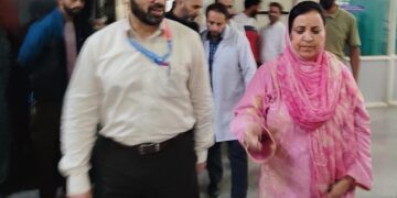 Sakeena Itoo conducts surprise inspection of GMC & Associated Hospital Anantnag