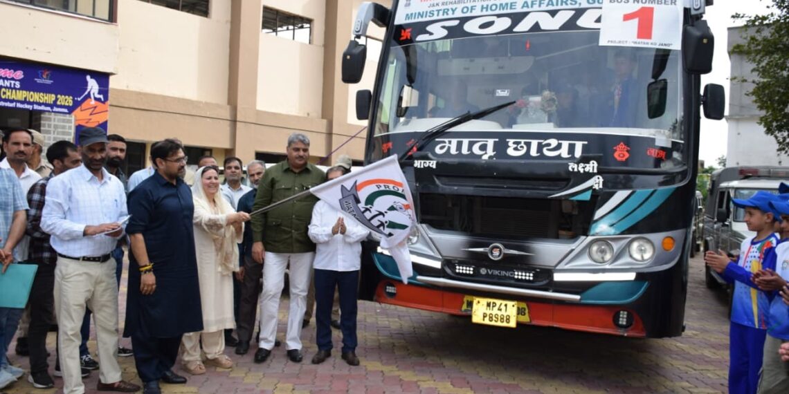 Sakeena Itoo flags off group of students for ‘Watan Ko Janoo’ exposure tour