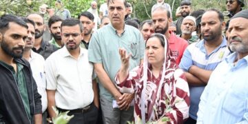 Sakeena Itoo tours hailstorm affected villages of Kulgam