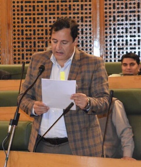 Horticulture, SKUAST- K conduct field surveillance, pest monitoring, mgmt to control leaf minor other diseases spread in orchards: Javid Dar