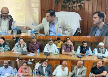 Javid Dar chairs consultative meeting with Fruit Mandi Associations to boost J&K Horticulture