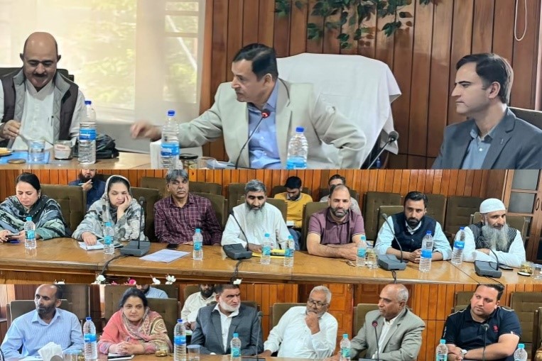 Javid Dar chairs consultative meeting with Fruit Mandi Associations to boost J&K Horticulture