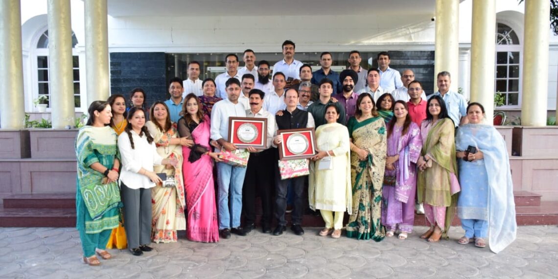 Senior JKAS Officers accorded warm send off on superannuation
