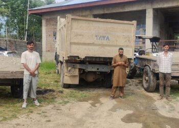 J&K Police seized 01 dumper and 02 tractors in Shopian; FIR registered