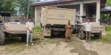 J&K Police seized 01 dumper and 02 tractors in Shopian; FIR registered