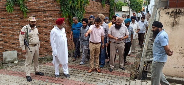 City Municipal Comr Jammu inspects civic amenities in Preet Nagar, Calls for time-bound redress of public issues