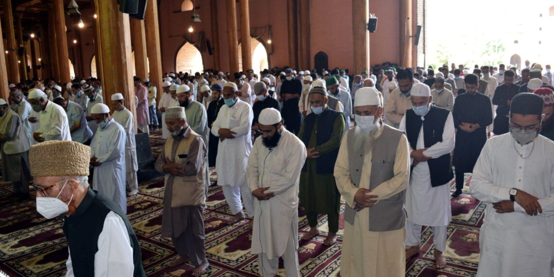 Friday prayers offered at Jamia Masjid, Srinagar after 3 months