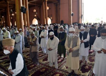 Friday prayers offered at Jamia Masjid, Srinagar after 3 months