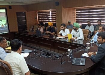 City Municipal Commr Jammu reviews street light maintenance, Suspends 3 employees for negligence