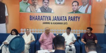 Ashok Koul Reviews Ongoing Programmes with BJP All Morchas in Srinagar