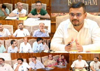 DDC Kulgam chairs review meeting on implementation of GOBAR-DHAN Scheme