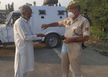 Kulgam Police distributes face masks among people, also fines 75 violators for defying Govt orders