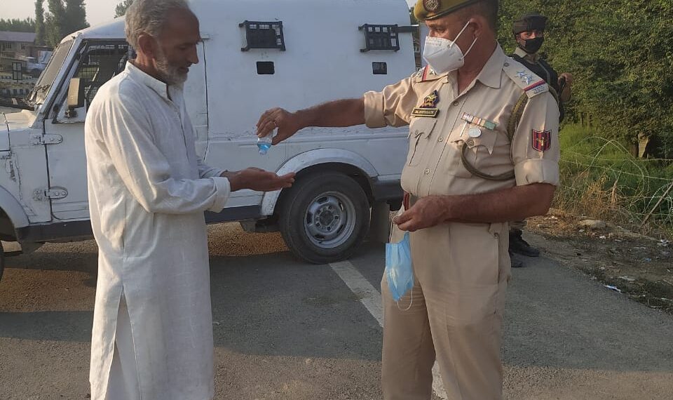 Kulgam Police distributes face masks among people, also fines 75 violators for defying Govt orders