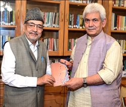 Former MP calls on LG in Srinagar, Presents his book “Aasar-e-Qadam”