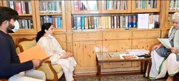 Member DDC Poonch, Chairperson Arising Kmr call on LG in Srinagar