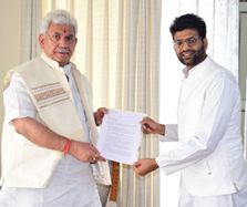 Dr.Devinder Kumar Manyal calls on LG in Jammu