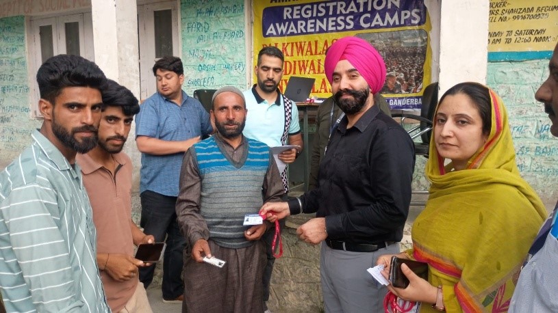 Labour Commissioner reviews Registration of Service Providers for smooth conduct of Amarnath Yatra in Ganderbal