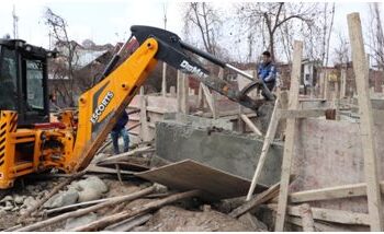 J&K LCMA conducts demolition drive at Baghwanpora, Nowshera, Nigeen areas