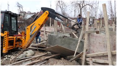 J&K LCMA conducts demolition drive at Baghwanpora, Nowshera, Nigeen areas