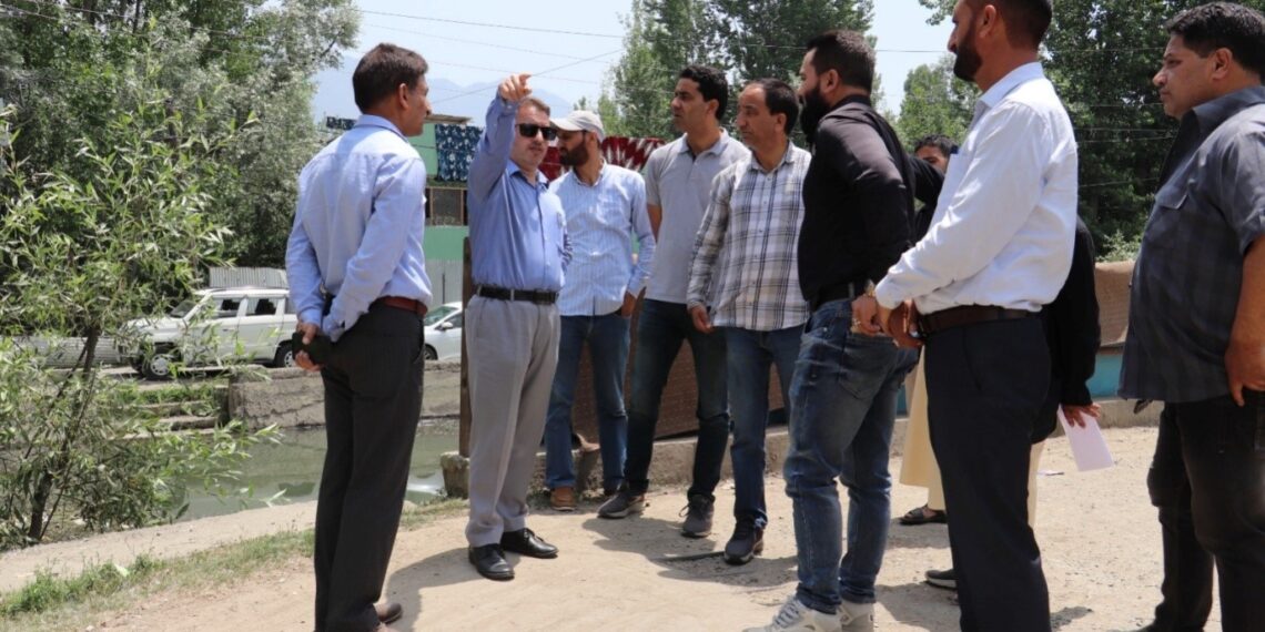 Vice Chairman LCMA inspects Dal Lake Inflow Channels