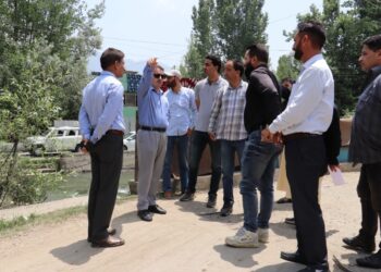 Vice Chairman LCMA inspects Dal Lake Inflow Channels