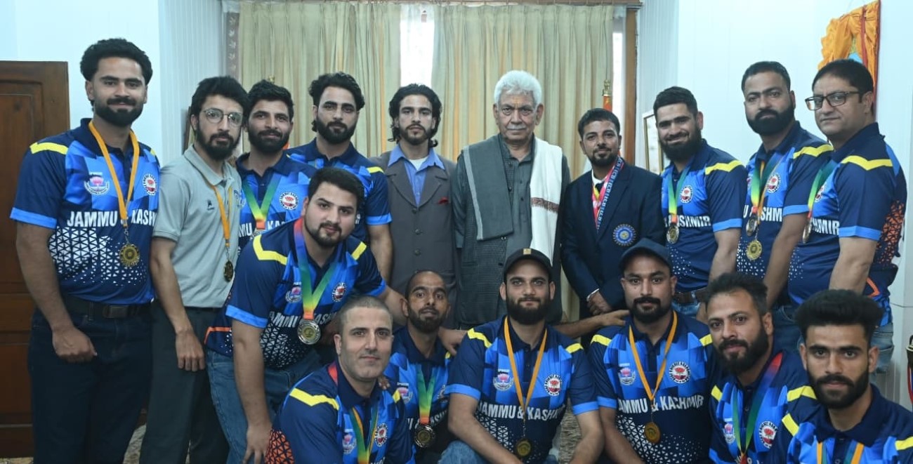 LG Meets Deaf Cricket Delegation, Civil Society Groups in Srinagar