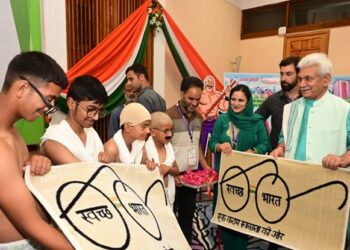 LG launches ‘Swachhta Pakhwada-2024’, felicitates Safaimitras at Srinagar