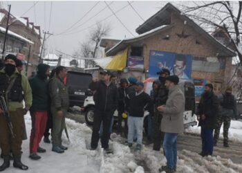 Mayor over sees Snow clearance drives in Srinagar City