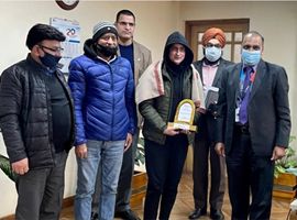 MD & CEO, J&K Bank felicitates 12th class topper in Srinagar