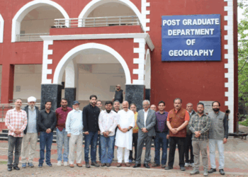 MLA Yudhvir Sethi Inaugurates 12.5-Metre National Flag at GGM Science College, Jammu