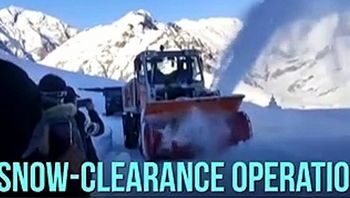 DC Kulgam visits several areas of distt, takes stock of restoration of services, Snow Clearance