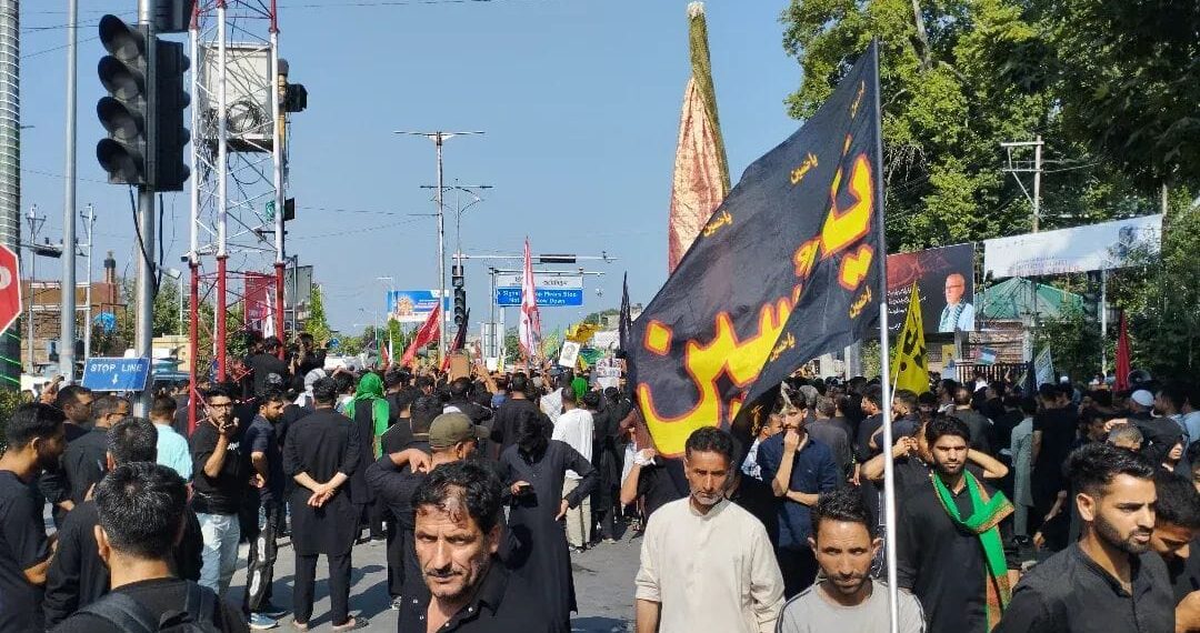 Div Com, IGP, DC, SSP Sgr, join Muharram procession at Lal Chowk; Serve water to mourners