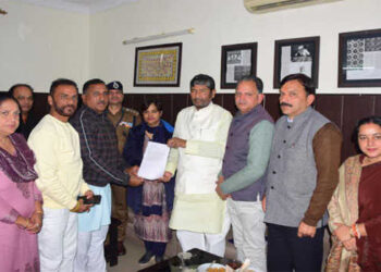 Union Minister holds series of meetings; Meets PRIs, Industrial Associations, local artisans at Samba