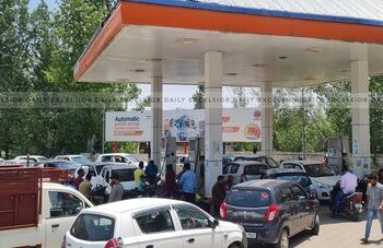 Huge rush for refilling vehicles in Kashmir amid rumours of fuel shortage