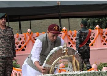 Kargil Vijay Divas: Defence Minister Rajnath Singh lays wreath in memory of fallen jawans