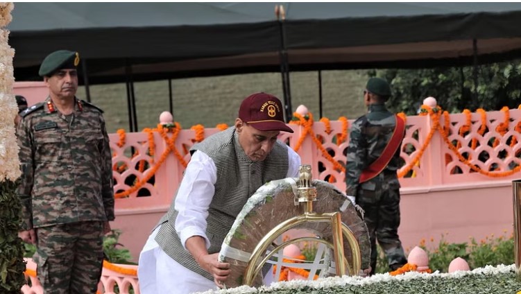 Kargil Vijay Divas: Defence Minister Rajnath Singh lays wreath in memory of fallen jawans