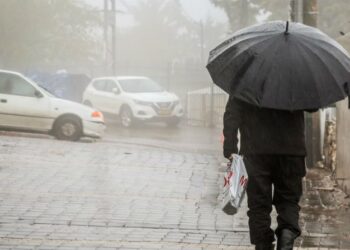 Heavy rains, light snowing bring back cold wave lie conditions in Kashmir