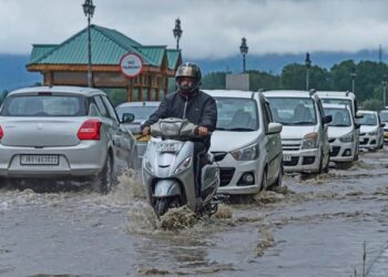 Few hours of rains turn Srinagar streets into virtual pools