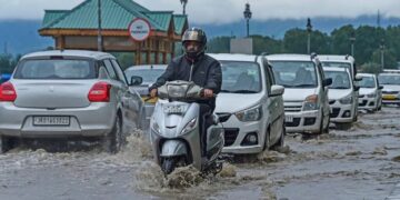 Few hours of rains turn Srinagar streets into virtual pools
