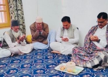 Rana visits Dr. Javaid Rahi’s residence, offers condolences