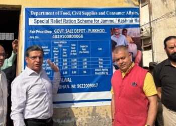 Relief & Rehab Commr (M) inspects Migrant ration depots