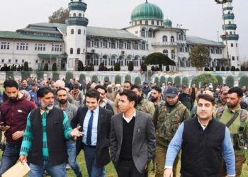 Div Com-(K) visits Jinab Sahab Soura, inspects developmental requirements of Shrine, Mosque & Locality