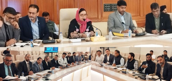 Sakeena Itoo discusses key issues of school education sector with members of Civil Society