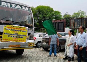 DC Samba flags off 90 farmers from Ghagwal & Rajpura for exposure Tour