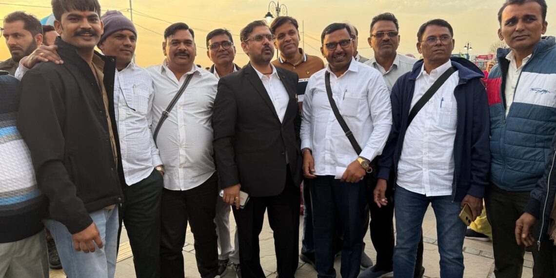 Satish Sharma interacts with tourists in Srinagar; reviews facilities at Mughal Gardens
