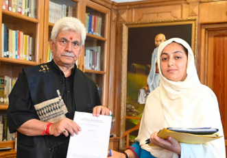 BJP’s Sehar Khan Calls On LG Sinha