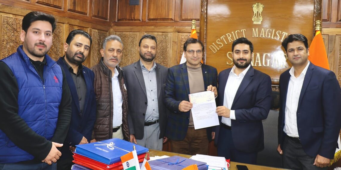Akshay Labroo hands over Nikshay Mitra cheque to DTO for  financial assistance to TB Patients