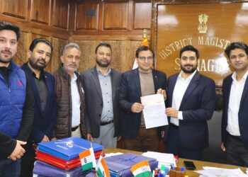 Akshay Labroo hands over Nikshay Mitra cheque to DTO for  financial assistance to TB Patients
